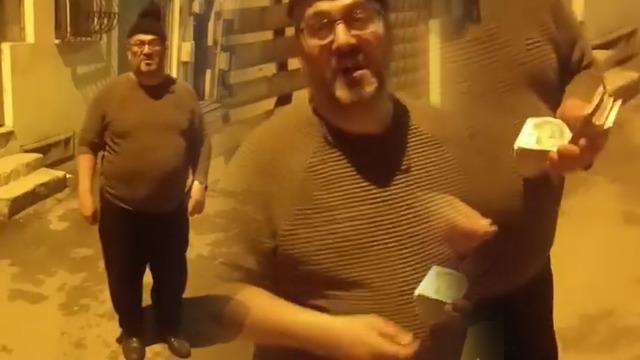 Yolda bulduğu bir deste parayı telaşla arayan sahibine teslim etti, kayda aldı!