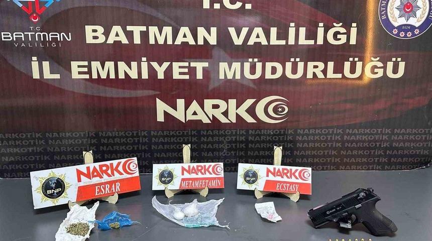 Batman&rsquo;da narkotik operasyonu: Uyuşturucu madde ve ruhsatsız silah ele ge&ccedil;irildi