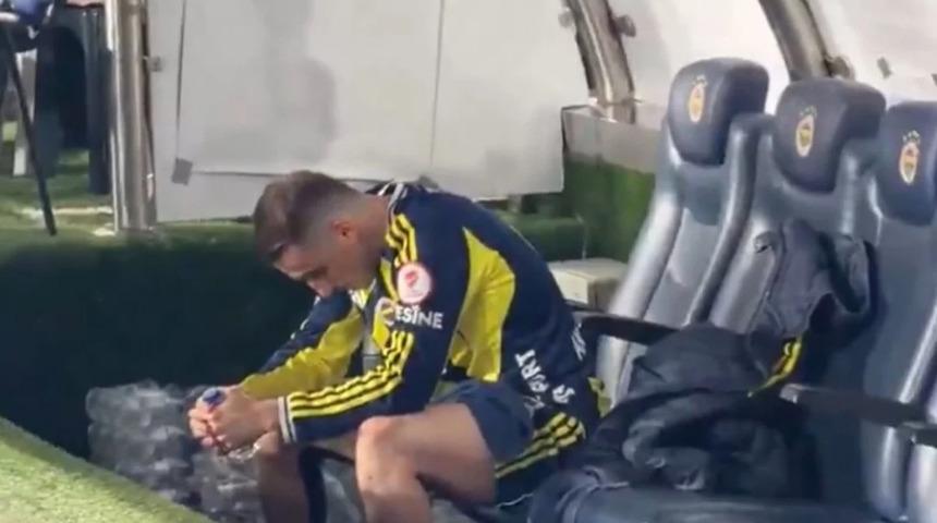 &Ccedil;&ouml;kt&uuml; kaldı! Beşiktaş ma&ccedil;ı sonrası Kerem Akt&uuml;rkoğlu'nun &uuml;z&uuml;nt&uuml;s&uuml; kameraya yansıdı