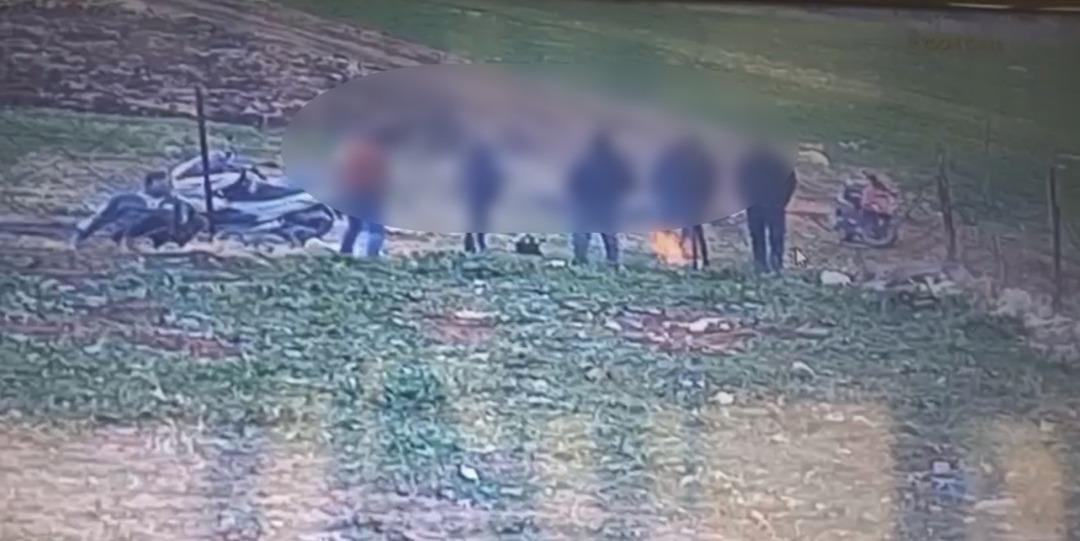 Adıyaman da ilgin&ccedil; g&ouml;r&uuml;nt&uuml;: 6 arkadaş tek tek yere yığılıp s&uuml;r&uuml;nd&uuml;! 2