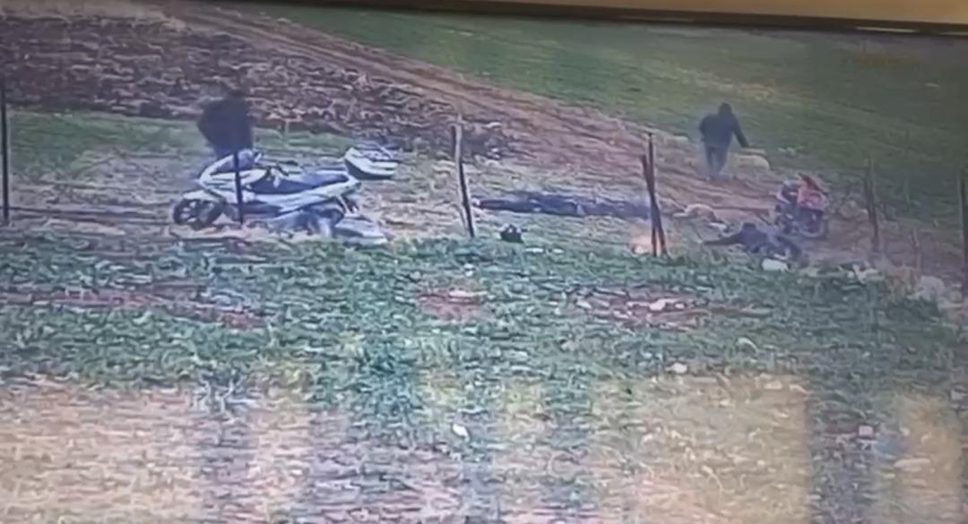 Adıyaman da ilgin&ccedil; g&ouml;r&uuml;nt&uuml;: 6 arkadaş tek tek yere yığılıp s&uuml;r&uuml;nd&uuml;! 1