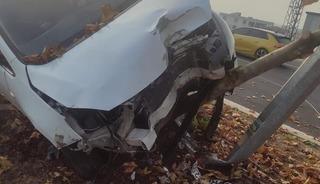 Şerit değiştiren araca &ccedil;arpmamak i&ccedil;in manevra yaptı, ağaca &ccedil;arptı