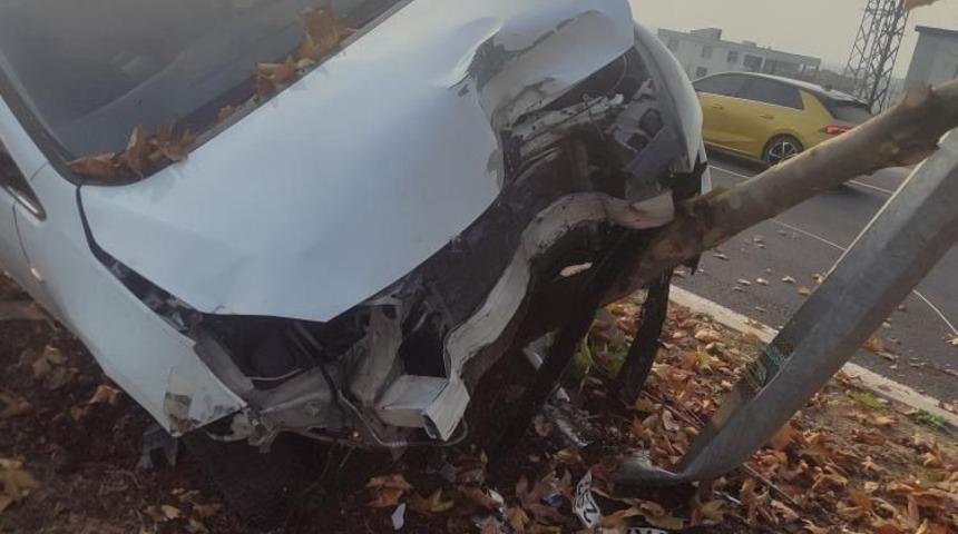 Şerit değiştiren araca &ccedil;arpmamak i&ccedil;in manevra yaptı, ağaca &ccedil;arptı