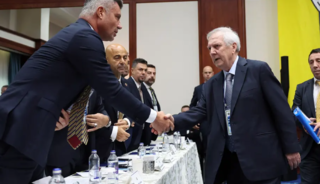 Aziz Yıldırım'dan a&ccedil;ıklama! Sadettin Saran'a &ccedil;ekil &ccedil;ağrısı yaptı mı?