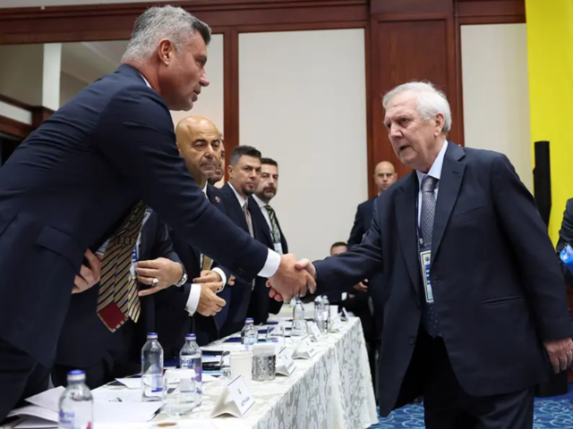 Aziz Yıldırım'dan a&ccedil;ıklama! Sadettin Saran'a &ccedil;ekil &ccedil;ağrısı yaptı mı?