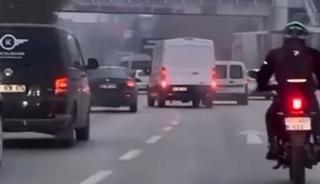 Minib&uuml;s s&uuml;r&uuml;c&uuml;s&uuml; makas atarak trafiği tehlikeye d&uuml;ş&uuml;rd&uuml;