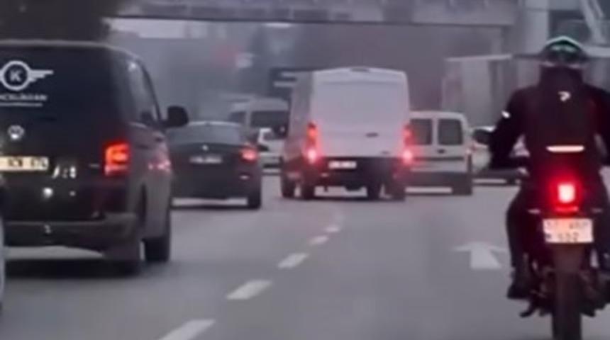 Minib&uuml;s s&uuml;r&uuml;c&uuml;s&uuml; makas atarak trafiği tehlikeye d&uuml;ş&uuml;rd&uuml;