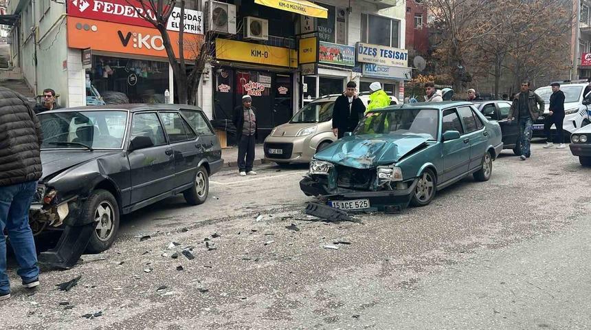 Burdur&rsquo;da iki ara&ccedil; &ccedil;arpıştı! 1 yaralı