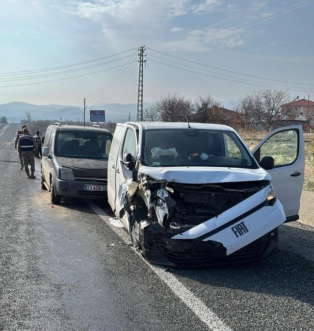 Elazığ&rsquo;da trafik kazası: 3 yaralı 2