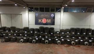 Denizli'de bir tırda g&uuml;mr&uuml;k ka&ccedil;ağı 263 ara&ccedil; lastiği ele ge&ccedil;irildi