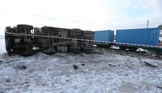 Kars'ta y&uuml;k treninin &ccedil;arptığı kamyonun s&uuml;r&uuml;c&uuml;s&uuml; hayatını kaybetti