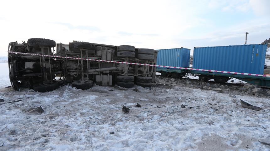 Kars'ta y&uuml;k treninin &ccedil;arptığı kamyonun s&uuml;r&uuml;c&uuml;s&uuml; hayatını kaybetti