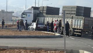 Otomobil tırın dorsesinin altında kaldı: S&uuml;r&uuml;c&uuml;n&uuml;n burnu bile kanamadı