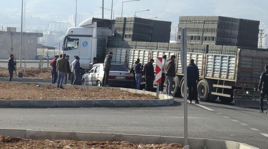 Otomobil tırın dorsesinin altında kaldı: S&uuml;r&uuml;c&uuml;n&uuml;n burnu bile kanamadı