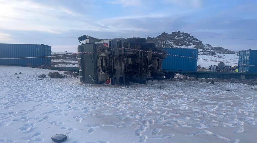 Kars'ta y&uuml;k treni kamyon ile &ccedil;arpıştı: 1 &ouml;l&uuml;