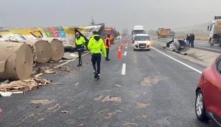 Yaban hayvanı kazaya yol a&ccedil;tı: Devrilen tırın &uuml;zerindeki demir plaka başka bir tıra &ccedil;arptı