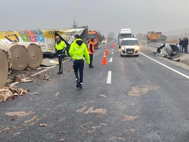 Yaban hayvanı kazaya yol a&ccedil;tı: Devrilen tırın &uuml;zerindeki demir plaka başka bir tıra &ccedil;arptı