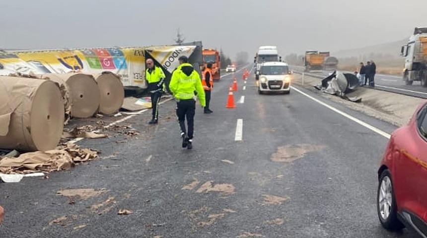 Yaban hayvanı kazaya yol a&ccedil;tı: Devrilen tırın &uuml;zerindeki demir plaka başka bir tıra &ccedil;arptı