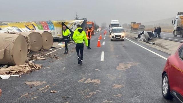 Yaban hayvanı kazaya yol açtı: Devrilen tırın üzerindeki demir plaka başka bir tıra çarptı