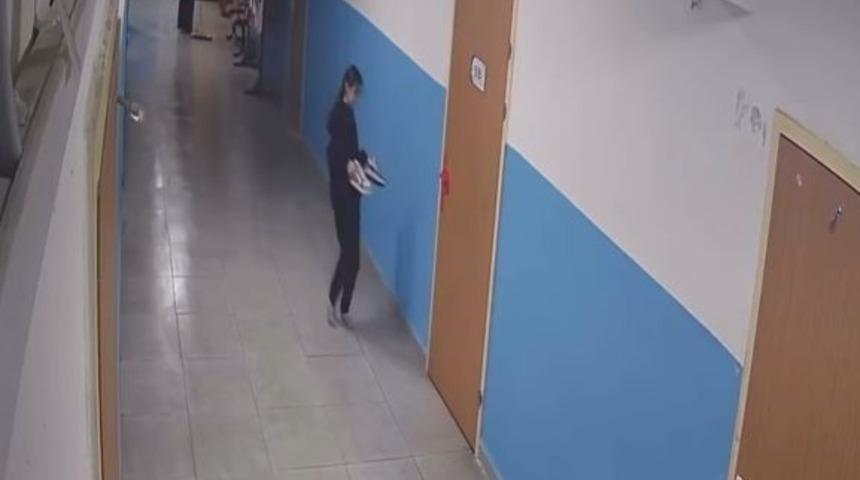 Paspas yapılan alanı kirletmemek i&ccedil;in ayakkabılarını &ccedil;ıkarttı