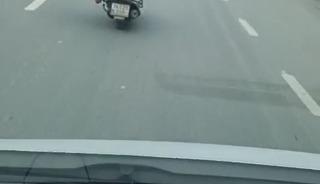 Esenyurt'ta akan trafikte hayrete d&uuml;ş&uuml;ren g&ouml;r&uuml;nt&uuml;