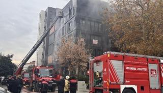 Kadık&ouml;y'de 5 katlı binada yangın! Ekipler olay yerinde