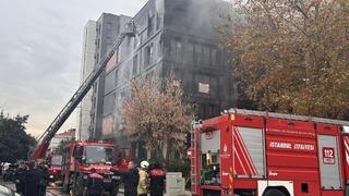 Kadıköy'de 5 katlı binada yangın! Ekipler olay yerinde