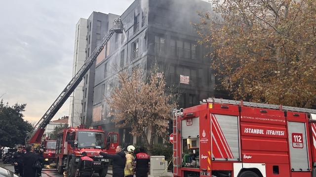Kadıköy'de 5 katlı binada yangın! Ekipler olay yerinde