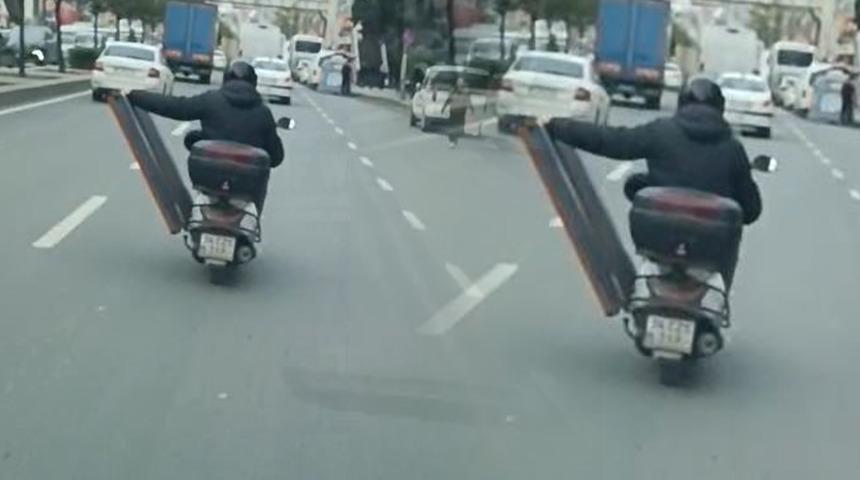 Esenyurt'ta akan trafikte hayrete d&uuml;ş&uuml;ren g&ouml;r&uuml;nt&uuml;