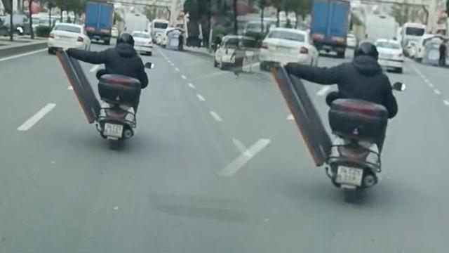 Esenyurt'ta akan trafikte hayrete düşüren görüntü