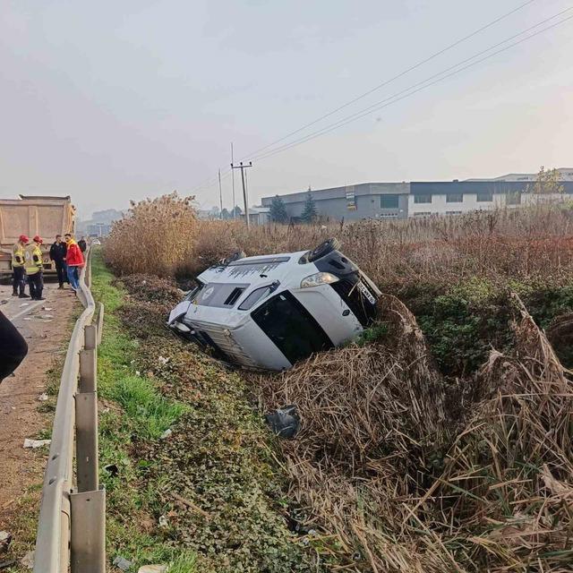 Tır ile karavan &ccedil;arpıştı: kadın s&uuml;r&uuml;c&uuml; yaralandı 2