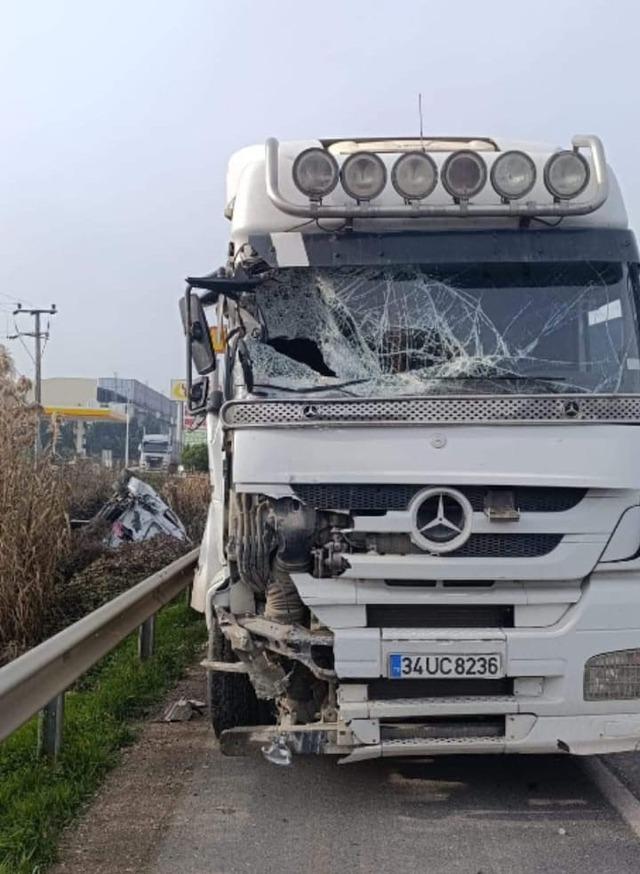 Tır ile karavan &ccedil;arpıştı: kadın s&uuml;r&uuml;c&uuml; yaralandı 1