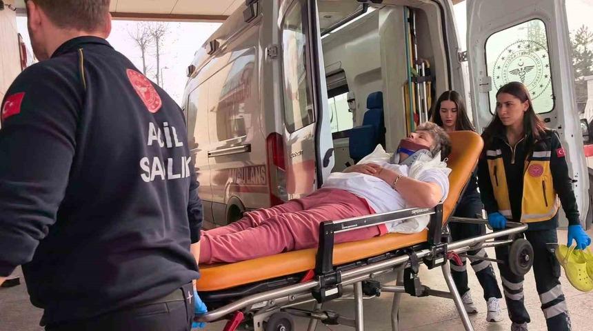 Tır ile karavan &ccedil;arpıştı: kadın s&uuml;r&uuml;c&uuml; yaralandı