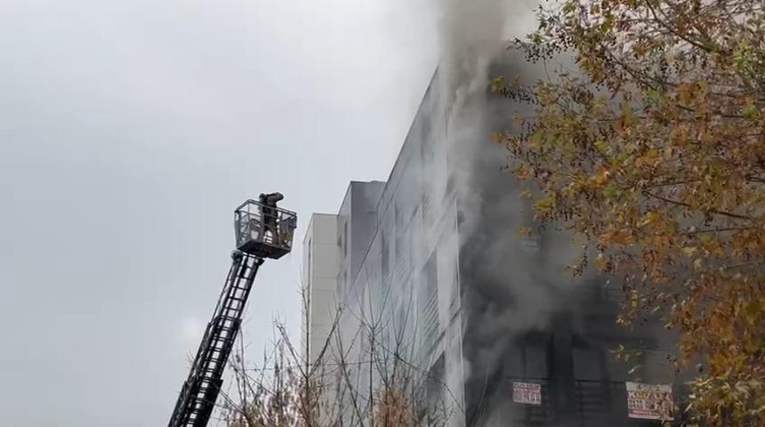 Kadık&ouml;y'de 5 katlı binada yangın! Bağdat Caddesi trafiğe kapatıldı