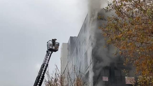 Kadıköy'de 5 katlı binada yangın! Bağdat Caddesi trafiğe kapatıldı