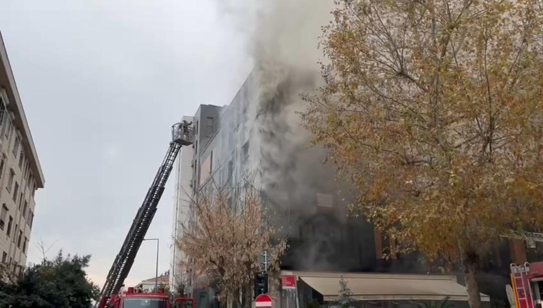 Kadık&ouml;y de 5 katlı binada yangın! Bağdat Caddesi trafiğe kapatıldı 2