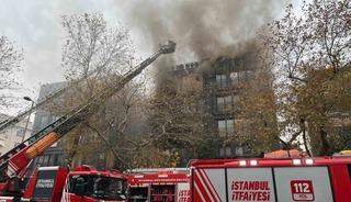 Bağdat Caddesi&rsquo;nde &ccedil;atı katında &ccedil;ıkan yangın b&uuml;y&uuml;d&uuml;, 2 bloklu bina k&uuml;le d&ouml;nd&uuml;
