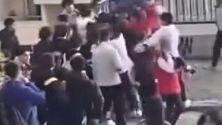 İzmir’de öğrenciler birbirine girdi: Sokak boks ringine döndü