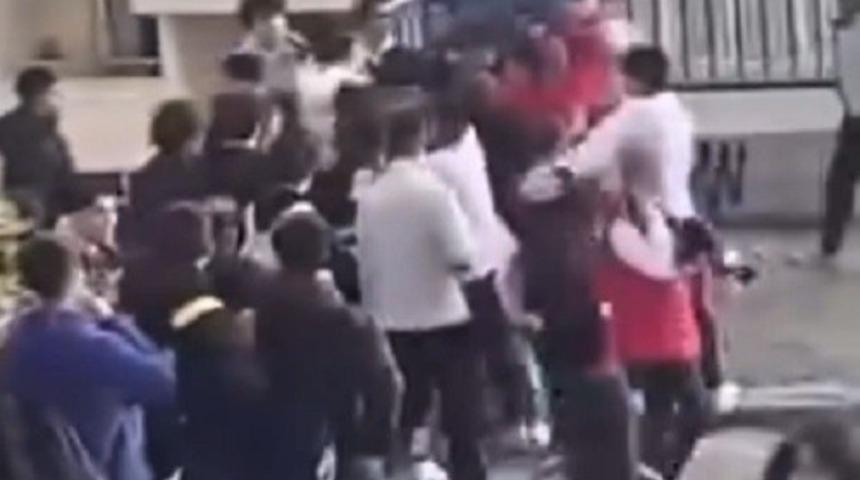 İzmir&rsquo;de &ouml;ğrenciler birbirine girdi: Sokak boks ringine d&ouml;nd&uuml;