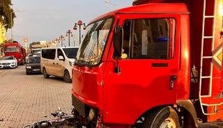 İzmir'de kamyonet ve motosiklet &ccedil;arpıştı: Feci kaza g&uuml;venlik kamerasında