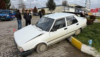 Kamyonet otomobile &ccedil;arptı: 2 yaralı