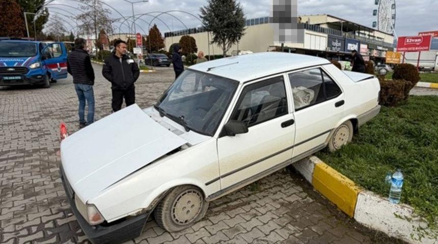 Kamyonet otomobile &ccedil;arptı: 2 yaralı