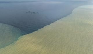 Samsun'da yağışın ardından denizin rengi kahverengiye d&ouml;nd&uuml;