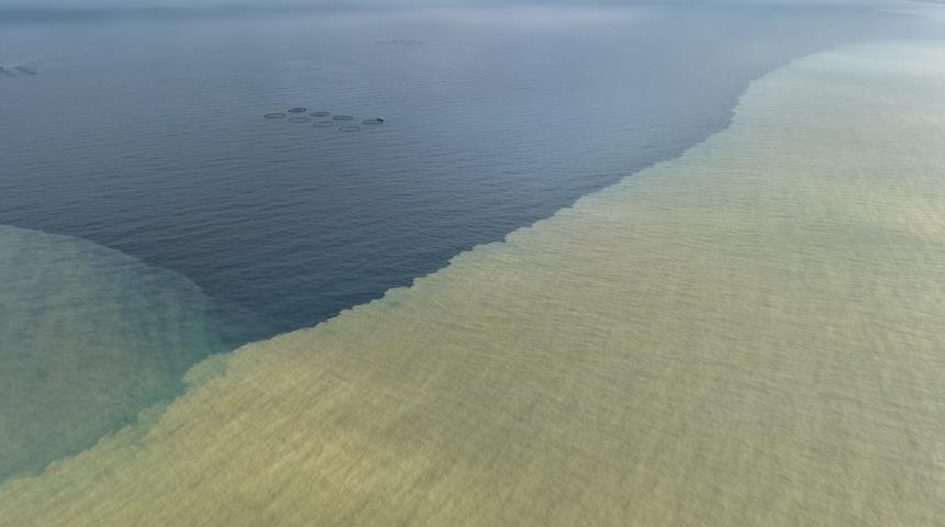 Samsun'da yağışın ardından denizin rengi kahverengiye d&ouml;nd&uuml;