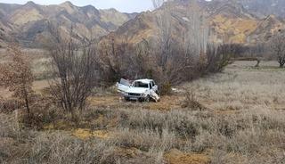 Sivas'ta otomobil şarampole devrildi: 1 kişi &ouml;ld&uuml;, 2 kişi ağır yaralandı