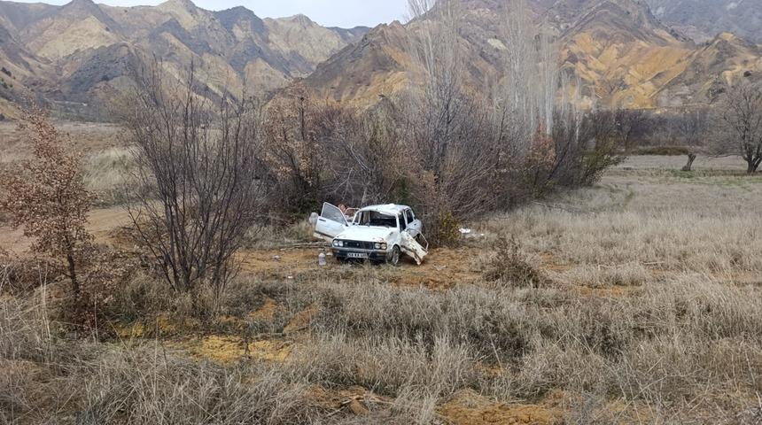 Sivas'ta otomobil şarampole devrildi: 1 kişi &ouml;ld&uuml;, 2 kişi ağır yaralandı