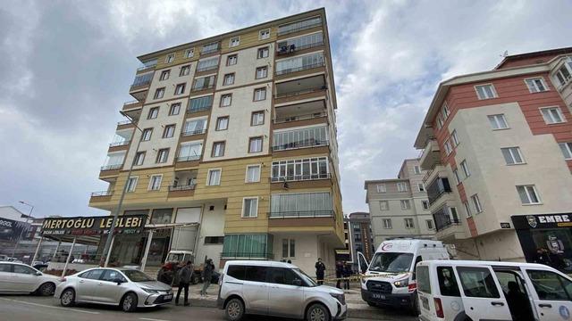 Apartmanın 8. katından d&uuml;şen adam hayatını kaybetti 2