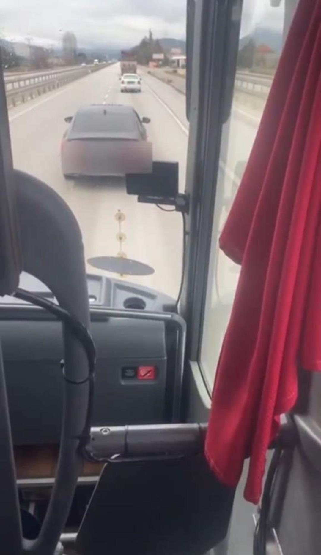 Burdur da yolcu otob&uuml;s&uuml;n&uuml;n trafik g&uuml;venliğini tehlikeye sokan s&uuml;r&uuml;c&uuml;ye ceza 2