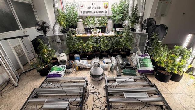 Evini uyuşturucu imalathanesine çevirdi, jandarma operasyonuyla yakalandı