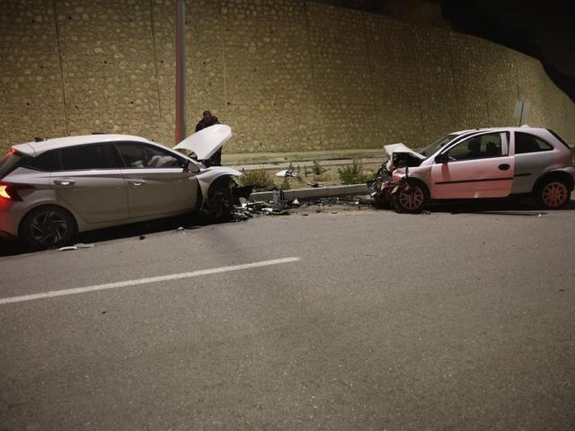 Kafa kafaya &ccedil;arpışan otomobiller hurdaya d&ouml;nd&uuml;: 2 yaralı